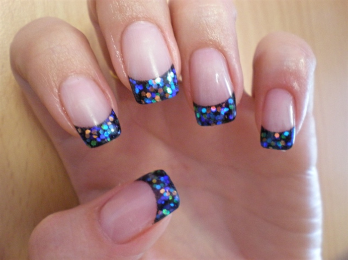 decorado de uñas en tonos metalicos, uñas largas cuadradas francesas con puntas en azul brillante, diseño de uñas frances