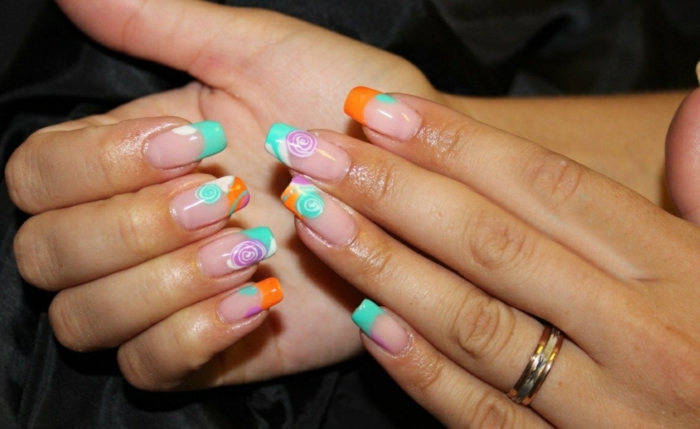 decorado de uñas en tonos fluorescentes, uñas muy largas con motivos florales y puntas en verde menta y naranja
