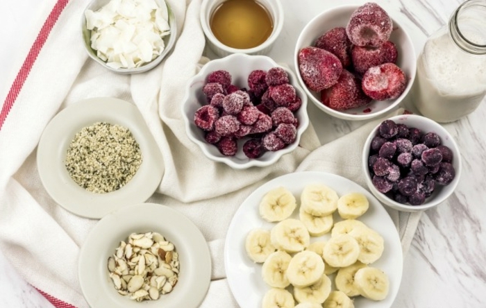 ideas de batidos de proteinas caseros para adelgazar, plátanos, nueces, moras, fresas, frambuesas