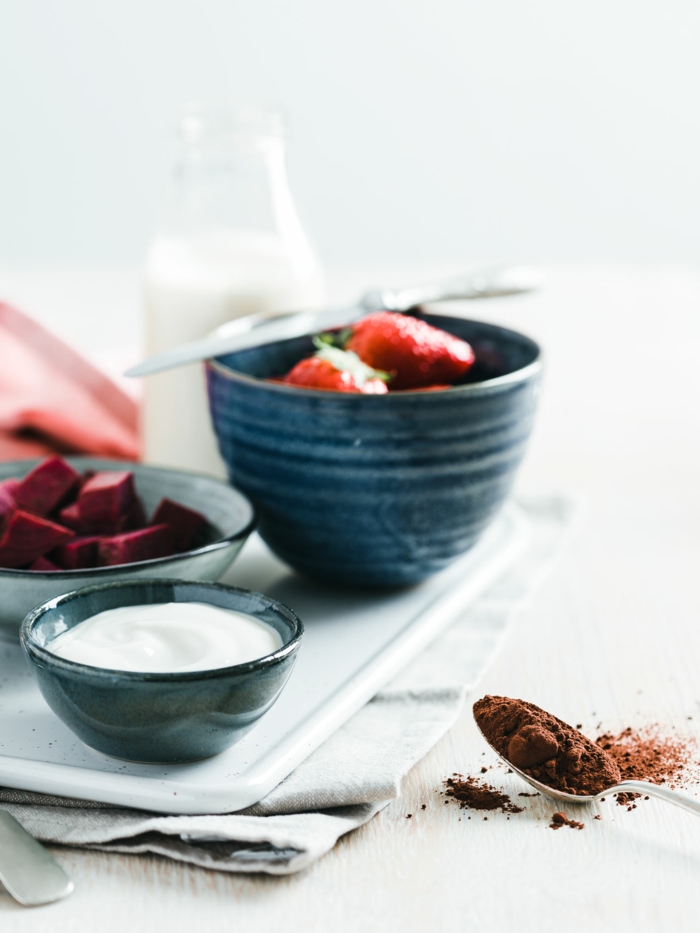 ingredientes necesarios para preparar batidos proteinas casero, mezclar trozos de remolacha, fresas y yogur en una batidora