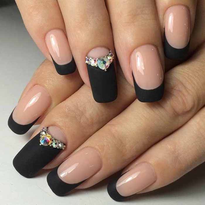 decorado de uñas francesas, base transparente acabado brillante y puntas en negro mate, diseño de uñas frances
