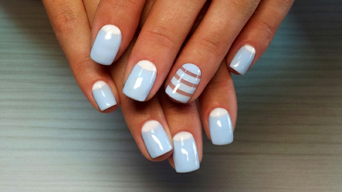 diseño de uñas de encanto en blanco y azul, uñas manicura francesa invertida con media luna en blanco 
