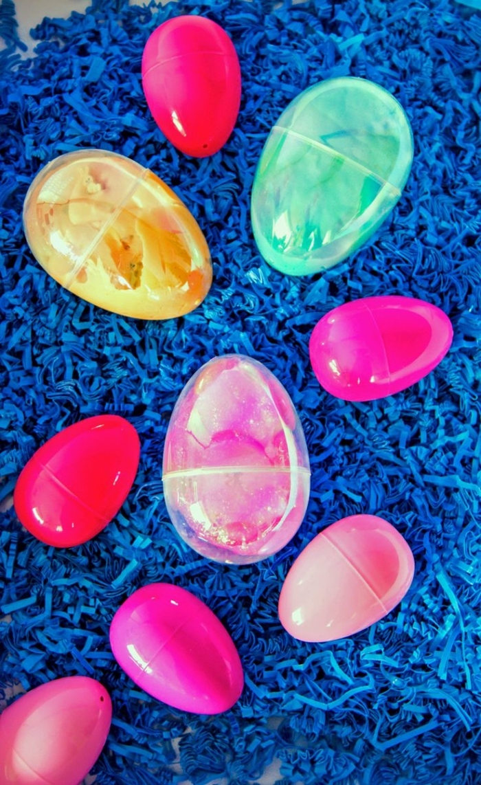 huevos de pascua coloridos hechos de slime, cómo hacer slime para regalar, bonitas ideas DIY 