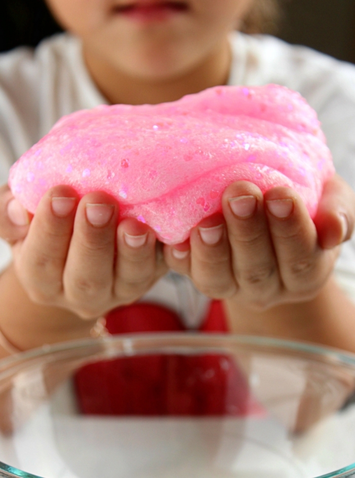 slime en color rosado con lentejuelas, ideas de pequeocio, manualidades fáciles para niños