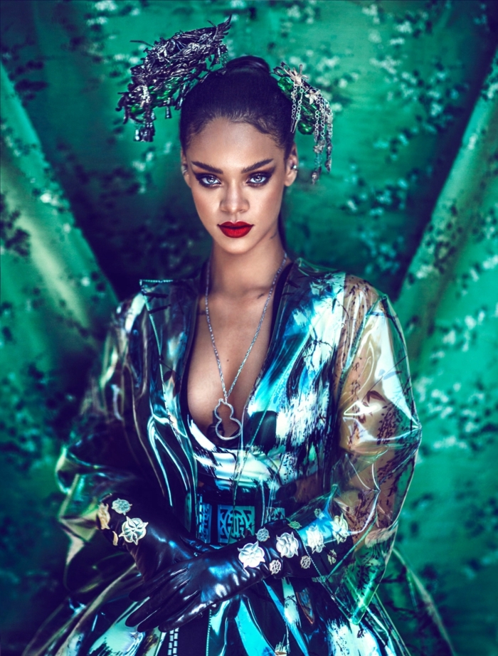 mechas de colores, Rihanna con el pelo recogido negro con labial rojo intenso y traje artístico en verde y azul