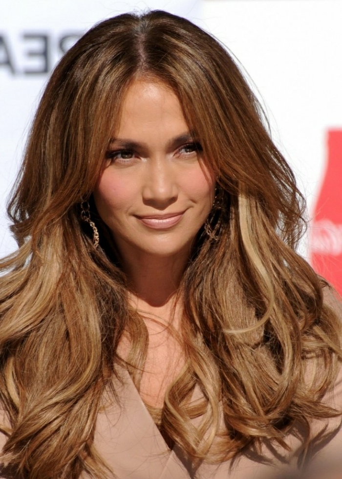 Jennifer Lopez con pelo largo efecto tiger eyes, mechas o reflejos en pelo oscuro, divina latina