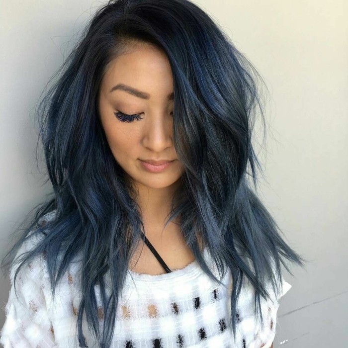 mechas para pelo castaño chica con pelo azul o conocido como pelo denim, tendencia del 2018