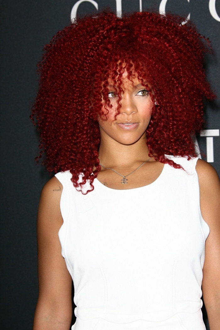 mechas para pelo castaño oscuro Rihanna con pelo borgoña con rizos finos y muy densos 