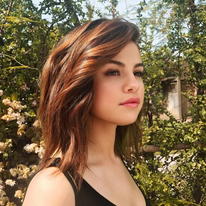 Selena Gómez con corte de media melena con pelo castaño con reflejos, mechas para pelo castaño oscuro