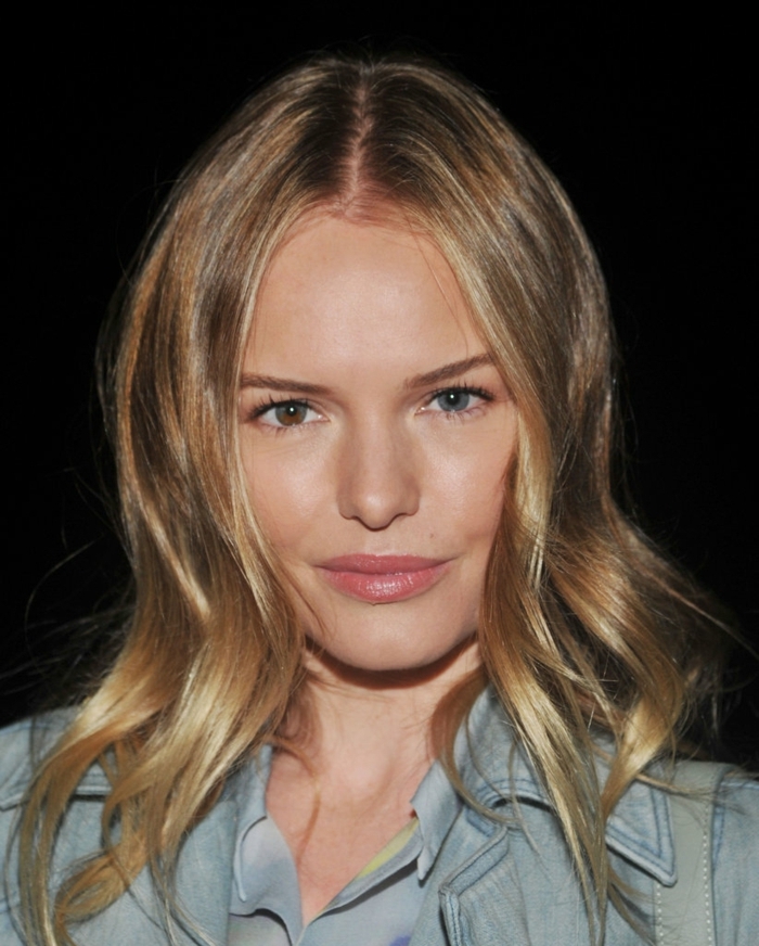 mechas rubio ceniza Kate Bosworth, modelo con pelo castaño claro, con mechas rubias en los extremos