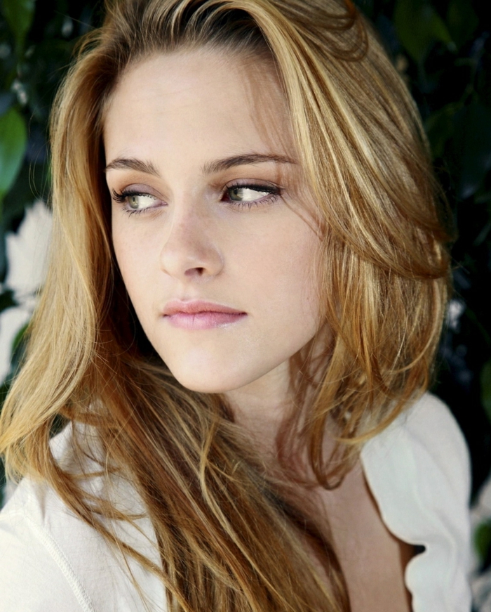 mechas rubio ceniza, Kristen Stewart la actriz de Crepúsculo con el pelo largo con mechas rubias