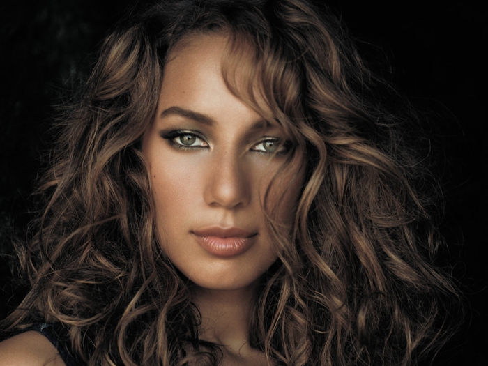 mechas rubio ceniza, Leona Lewis con el pelo castaño oscuro con reflejos rubios muy chulos, labial marrón claro