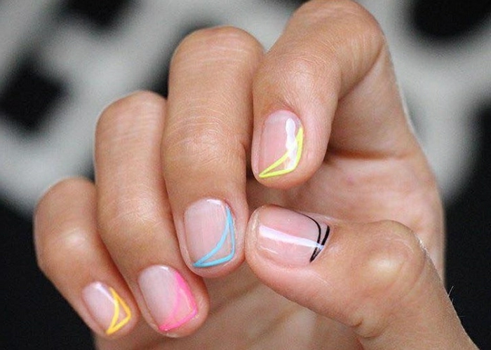diseño minimalista de encanto, uñas manicura francesa lateral en amarillo, rosado, azul y negro 