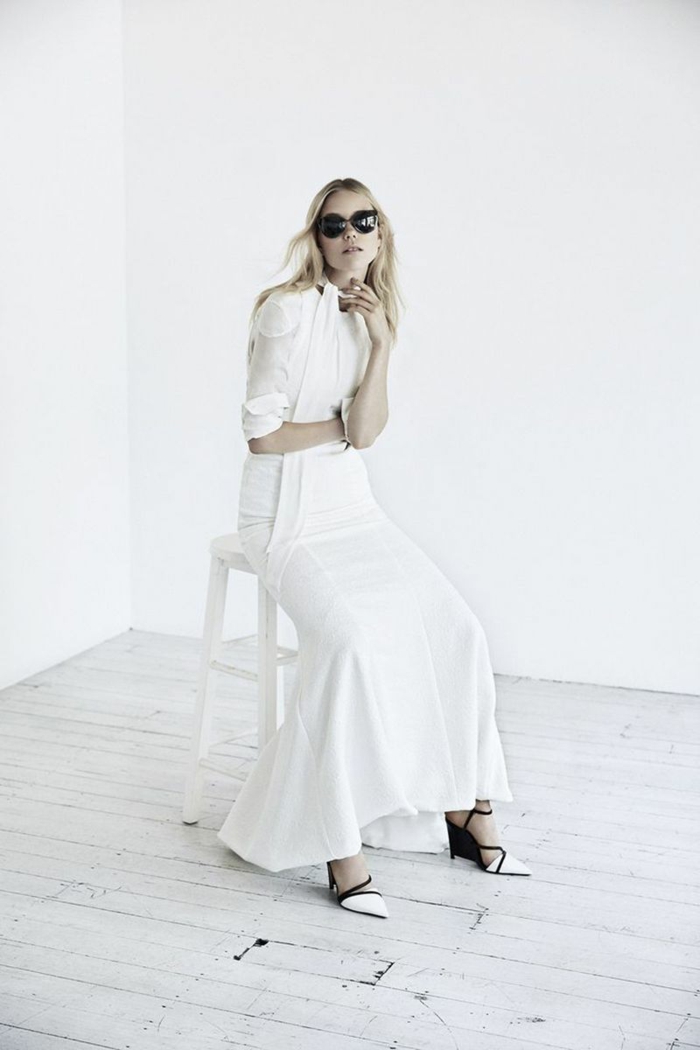 diseño ultra moderno, vestido de escote cerrado con falda corte sirena, zapatos modernos en blanco y negro 
