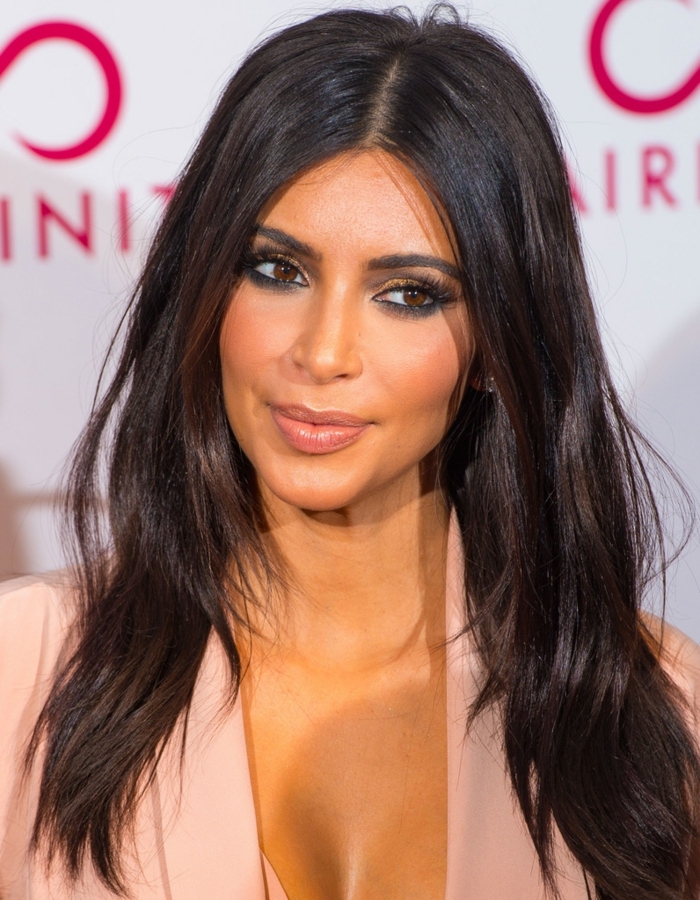 morenas con mechas, Kim Kardashian con el pelo largo a capas en color castaño oscuro, con raya en el medio