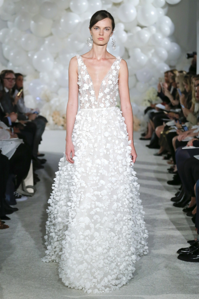 precioso ejemplo de un vestido de novia boho con estampados de flores tridimensionales y escote en V 