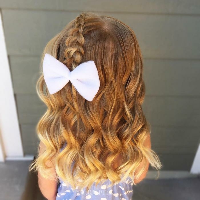 peinados de niñas faciles con el pelo largo ondulado y rubio con trenza decorada con cinta blanca, videos de como hacer peinados faciles para niñas