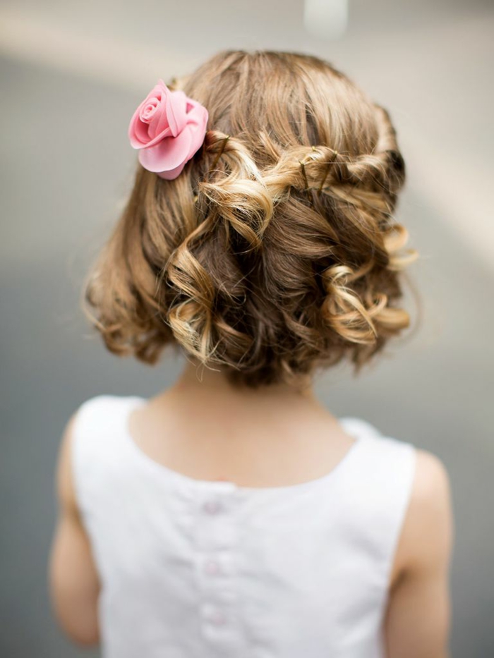 peinados fáciles media melena, niña con melena corta con pelo ondulado y cogido con horquillas y flor rosa,  tutoriales de peinados faciles para niñas