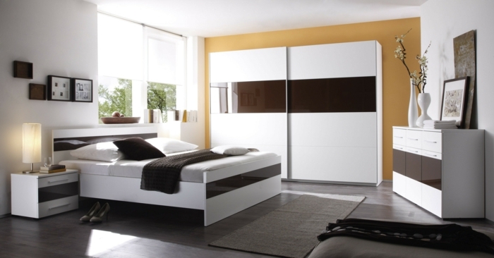 pintar habitacion paredes en blanco con una pared en color mostaza con muebles en blanco y marrón brillante