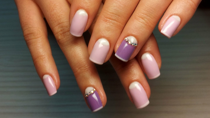 precioso diseño en rosado y lila, manicura francesa con decoración de pequeños cristales en el dedo anular, diseño de uñas frances 