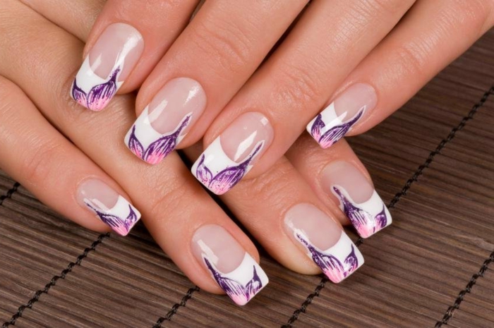 uñas largas de forma cuadrada con línea blanca gruesa y decorado motivos florales en color lila