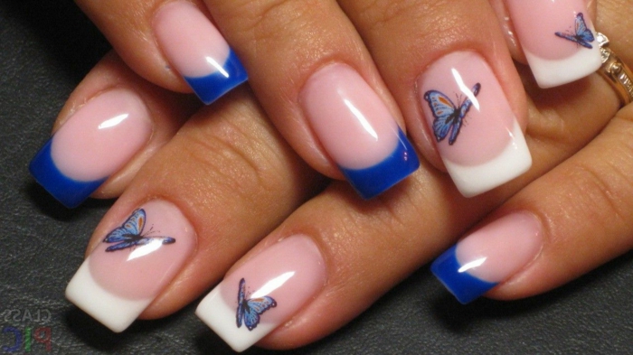 diseño de uñas en blanco y azul, largas uñas de forma cuadrada con pegatinas en forma de mariposas