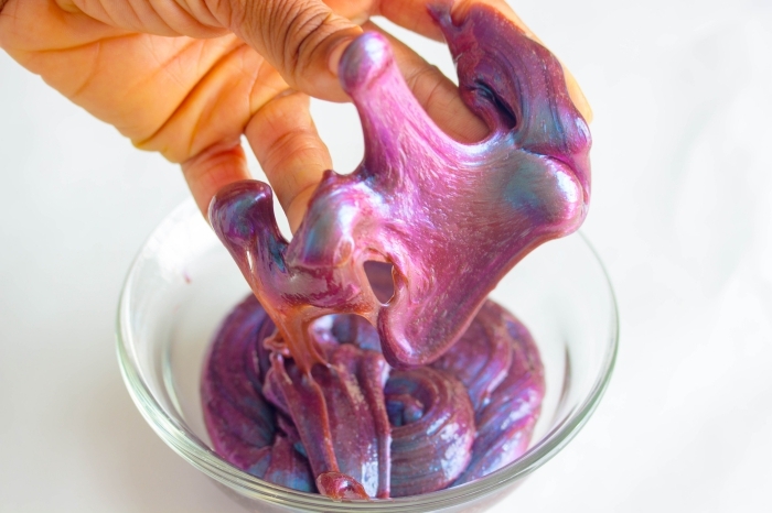 recetas sobre como hacer slime sin borax y pegamento en fotos, coloridas ideas con slime 