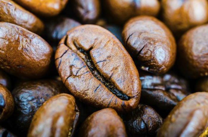 semillas de café, ideas sobre como preparar un batido de proteinas naturales paso a paso 