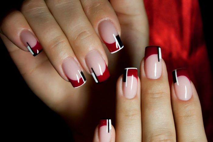 precioso diseño en blanco, negro y rojo, uñas largas de forma cuadrada con detalles gráficos