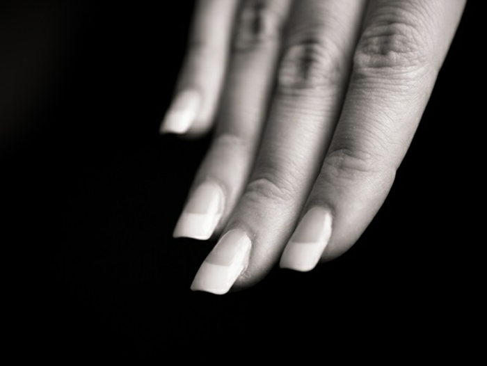 clásica manicura francesa, uñas muy largas de forma cuadrada ovalada con línea blanca gruesa 