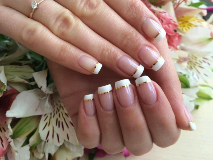 bonitas ideas para novias, uñas largas forma cuadrada con líneas blancas gruesas en las puntas y detalle en dorado