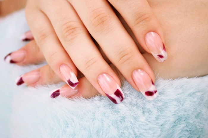precioso diseño uñas muy largas de coma cuadrada ovalada, uñas francesas decoradas con detalles en rojo 
