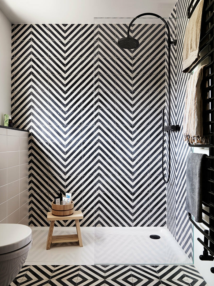 azulejos para baños pequeños en forma de zebra, dicha de color negro, silla de madera con cuenco de madera 