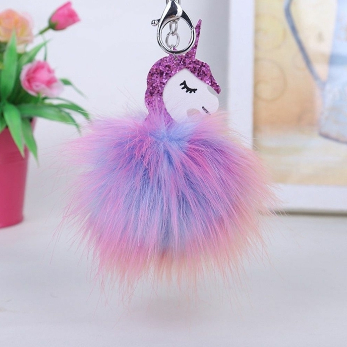 regalos originales para amigas, llavero de unicornio con pompón multicolor de pelos, pasos como hacerlo