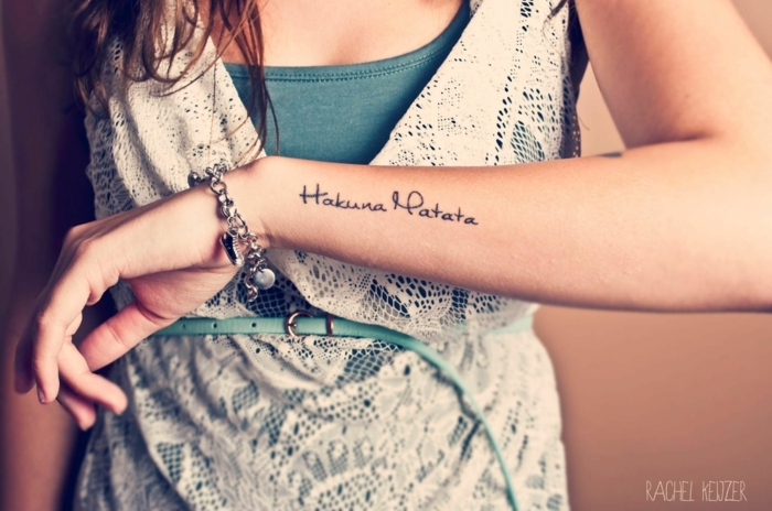 bonitas ideas de tatuajes en el antebrazo, tatuajes con letras con significado, ideas para hombres y mujeres 