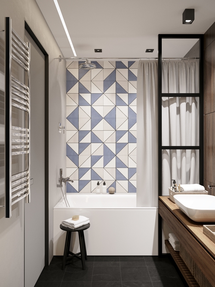 azulejos para baños, decoracion con azulejos de diferentes formas, silla negra, toallas blancas, cortinas de bañera