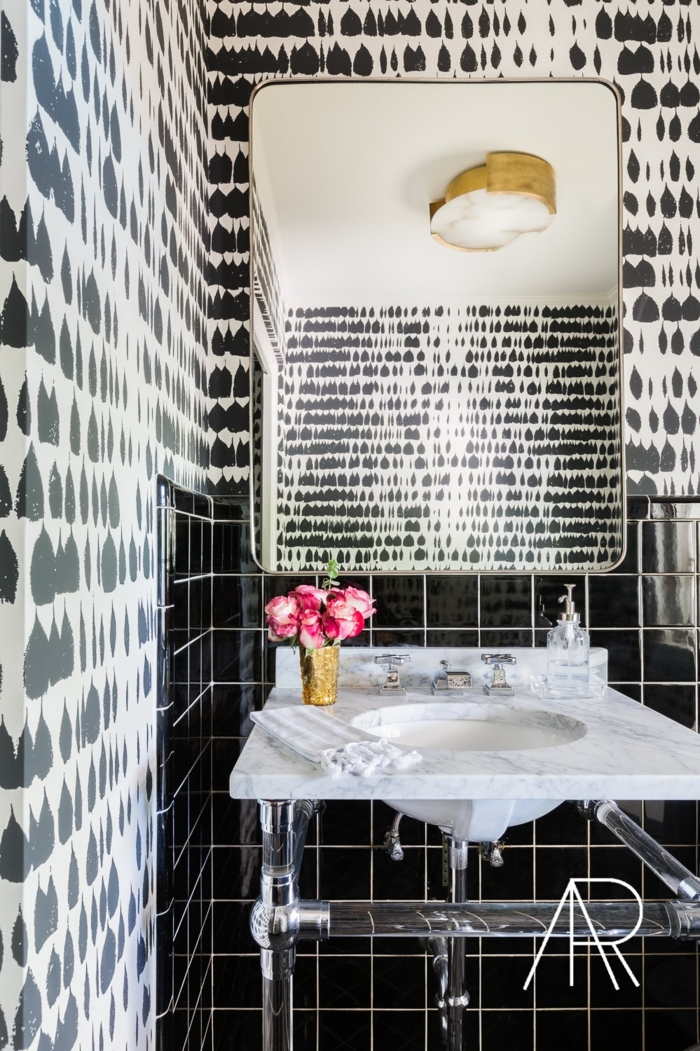 azulejos para baños, suelo y mirad de la pared con baldosas negras, pared pintada con formas negras