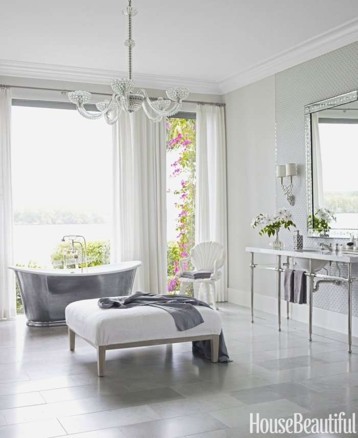 precioso baño decorado en gris y blanco, bañera exenta vintage color plata, cortinas en blanco 