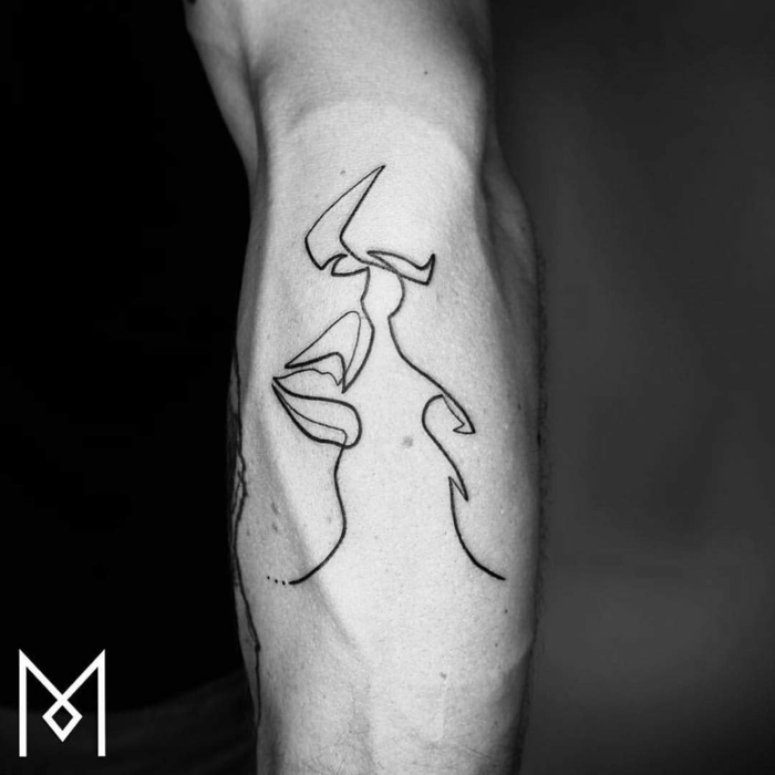 ejemplos de tatuajes en el antebrazo originales, tatuajes hechos solo con una línea continua