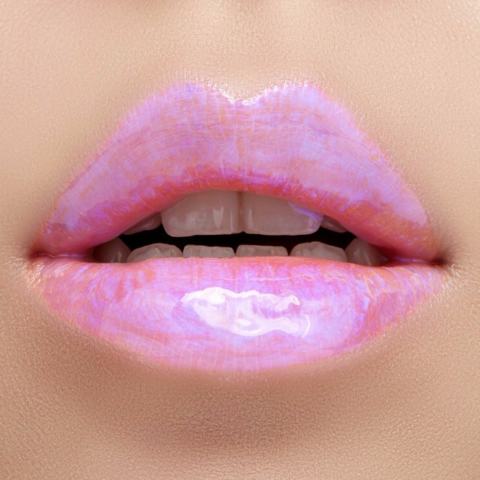 labios seductoras con brillo labial color rosado tono oscuro, ideas sobre como pintarse los labios