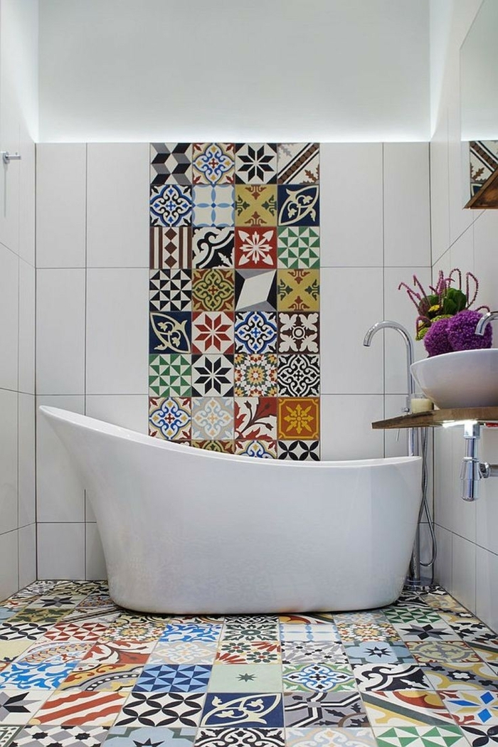 suelos porcelanicos precios, bañera blanca, azulejos de colores con motivos etnicos combinados con azulejos 