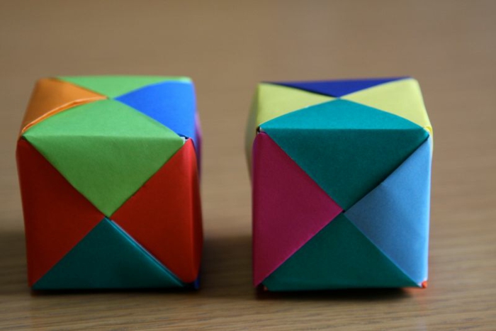 cubos de papel tridimensionales, papel en diferentes colores, manualidades para hacer origami facil 