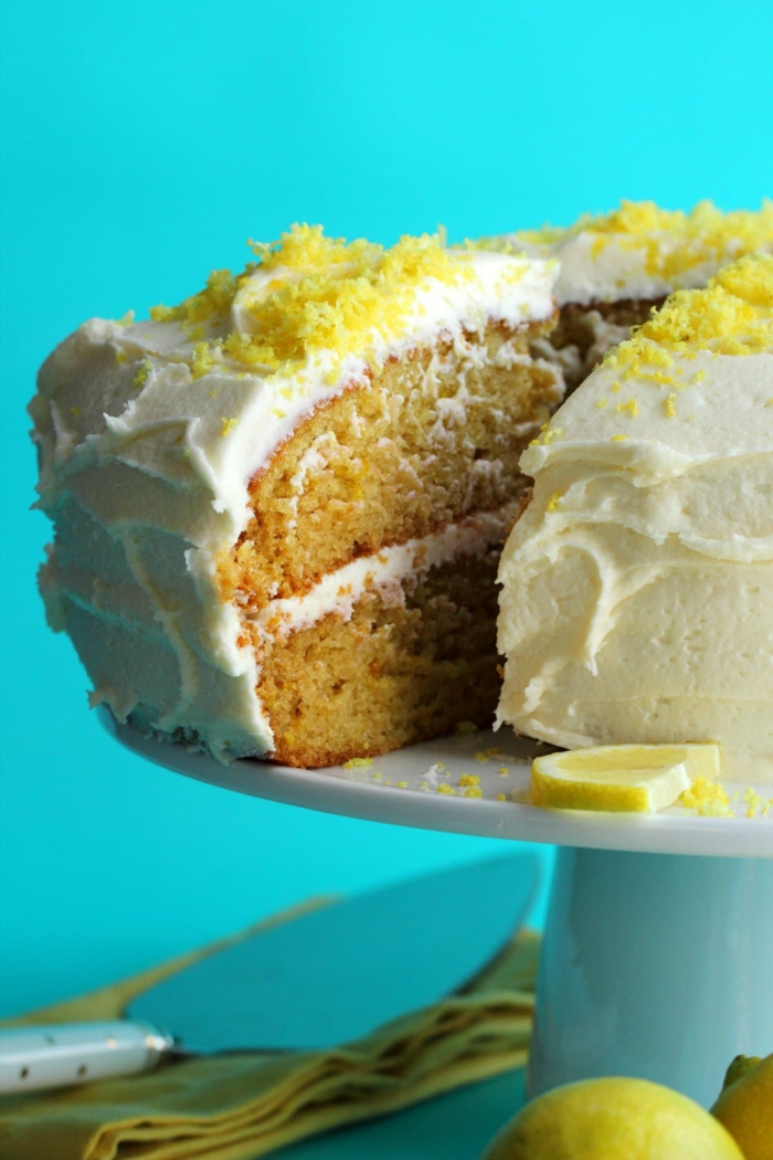 ricas recetas sobre como hacer un bizcocho, tarta de limón vegana, ideas de postres saludables 