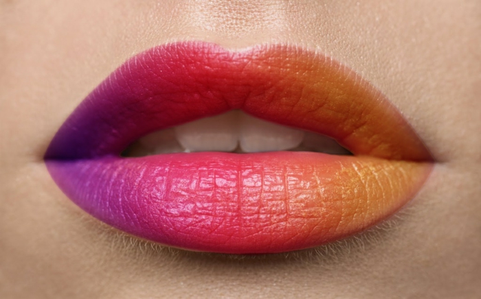 tendencias en el maquillaje termporada primavera verano 2018, cómo pintarse los labios en muchos colores 