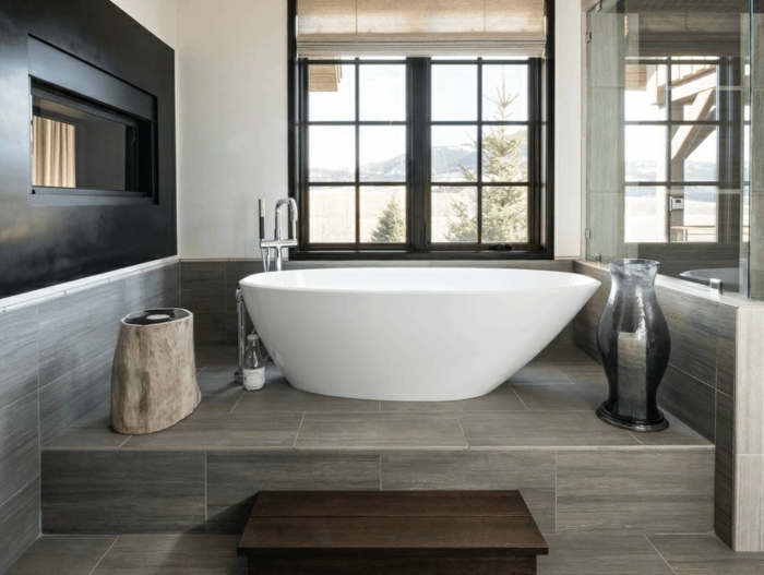 decoración de encanto, baño gris y blanco moderno, bañera de diseño exenta, baldosas en gris 