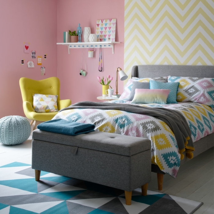 habitaciones juveniles niña, cama con cabecera alta en gris, sabanas de colores con figuras geométricas