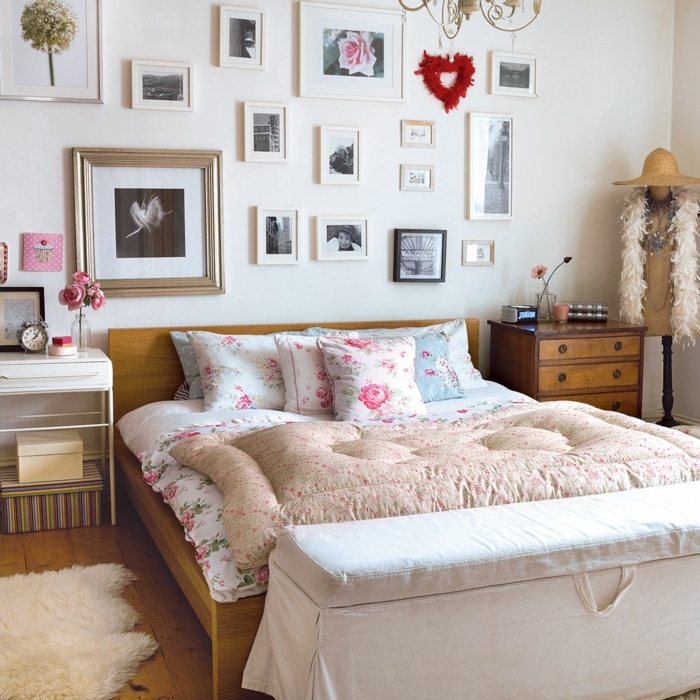 decoracion salon pequeño, cama de madera con sábanas de motivos florales con rosas en blanco y azul