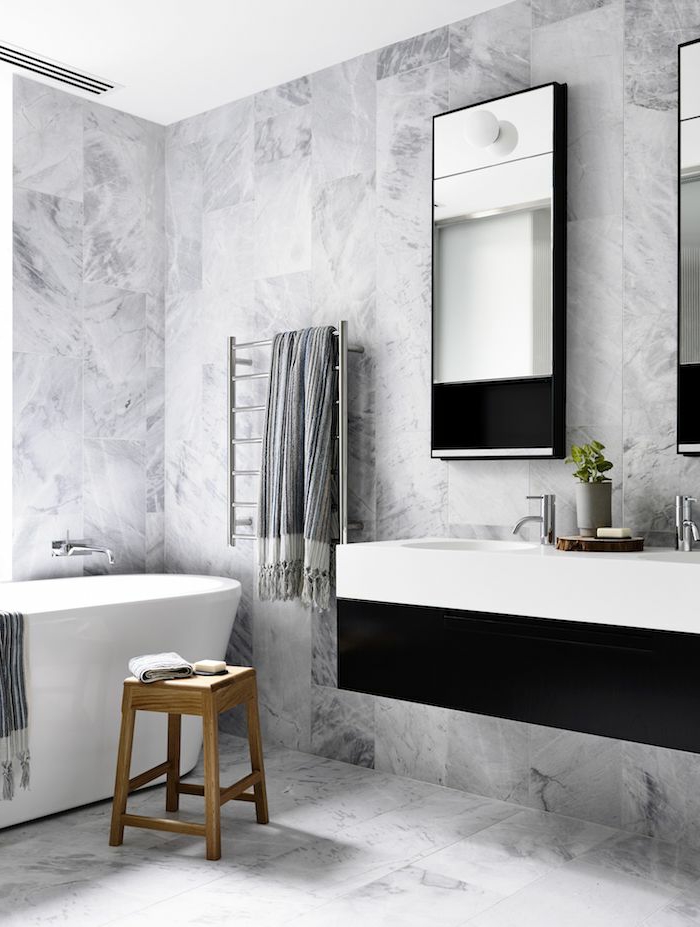 ideas de baño gris y blanco moderno, decoración de encanto, azulejos en blanco y gris y espejos modernos 