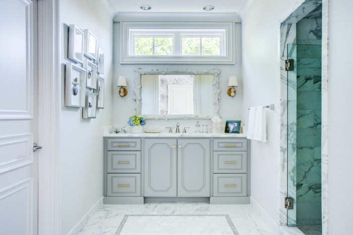 baños modernos decorados en blanco y gris claro, armarios modernos, cuadros decorativos en la pared 