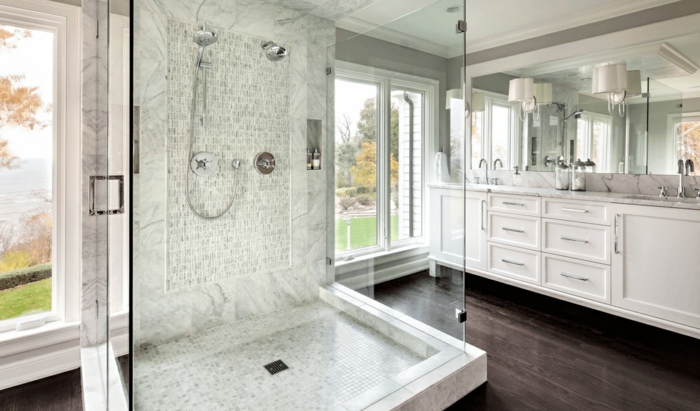 grande baño decorado en blanco y gris con cabina de ducha moderna, baños grises de diseño 
